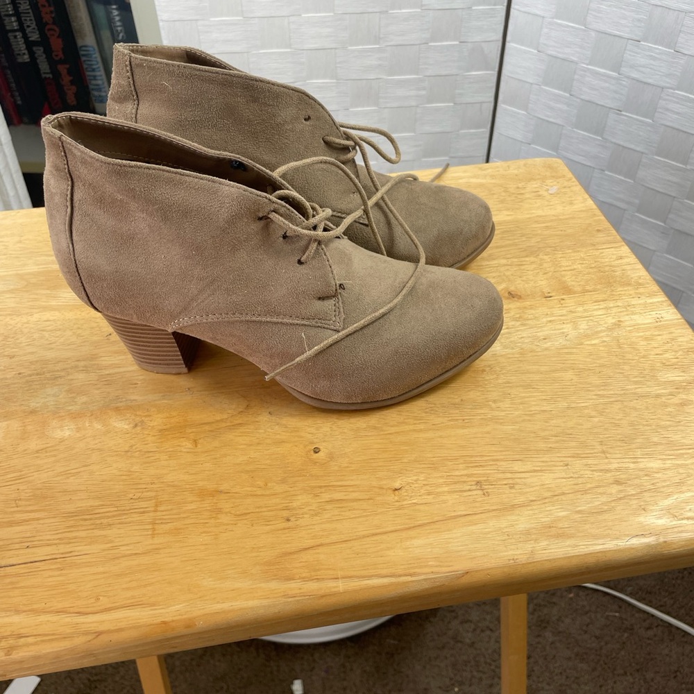 Cloudwalks by AvenueTan Suede-like short boots,‎ Size 7W